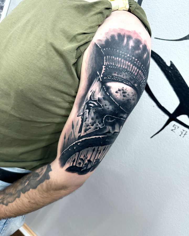 Spartanerhelm in Black and Grey mit skizzenhaften Linien auf dem Oberarm