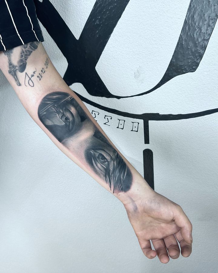 Zwei realistische Porträts in Black and Grey auf dem Unterarm